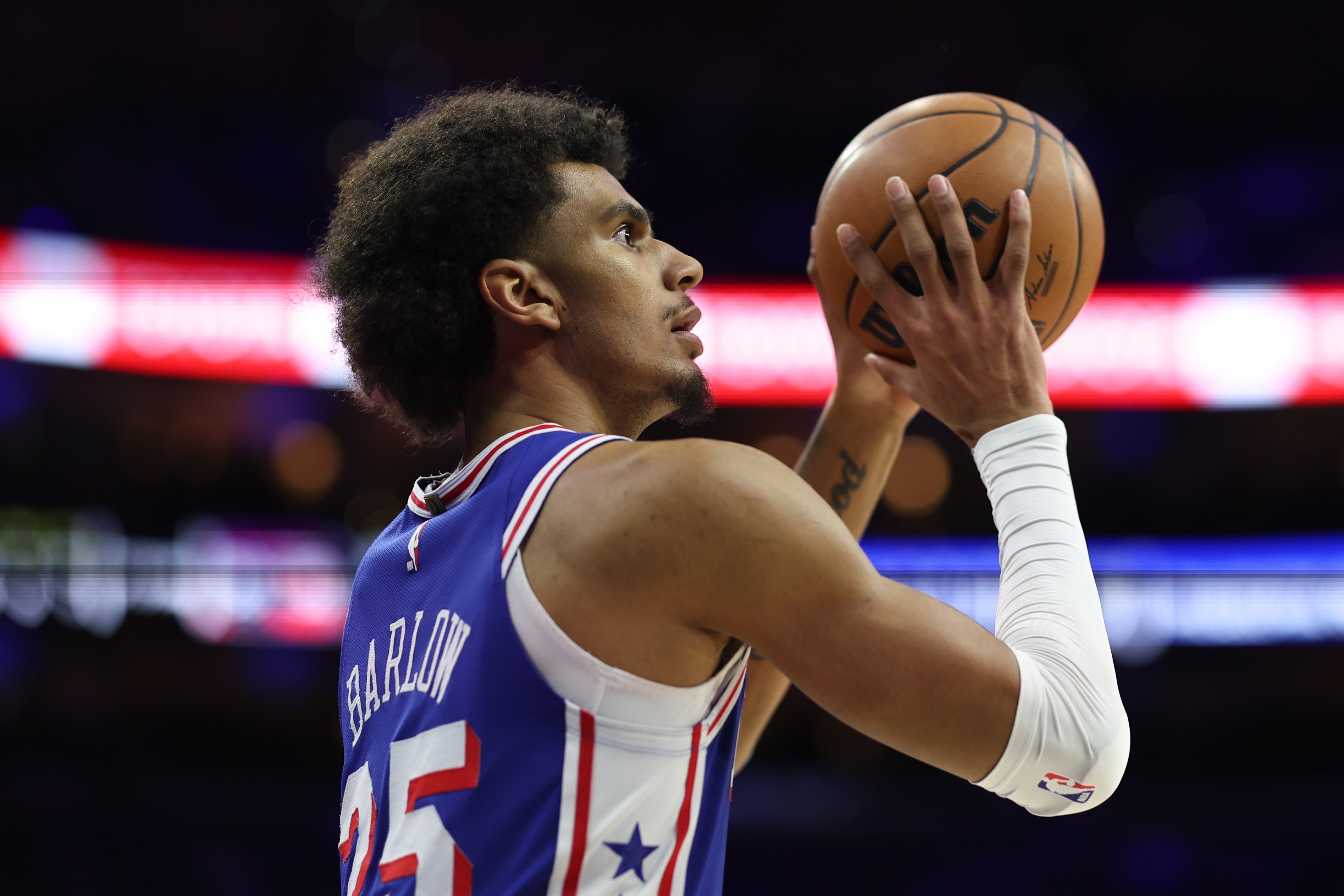 开云官网-火力压制!巴洛反击一马当先起飞暴扣 76人下半场13-2打停太阳